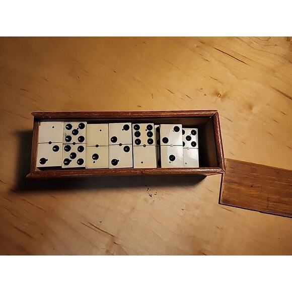 Set of antique dominoes. Comes in a wooden box with sliding lid and dove tail - Picture 5 of 6
